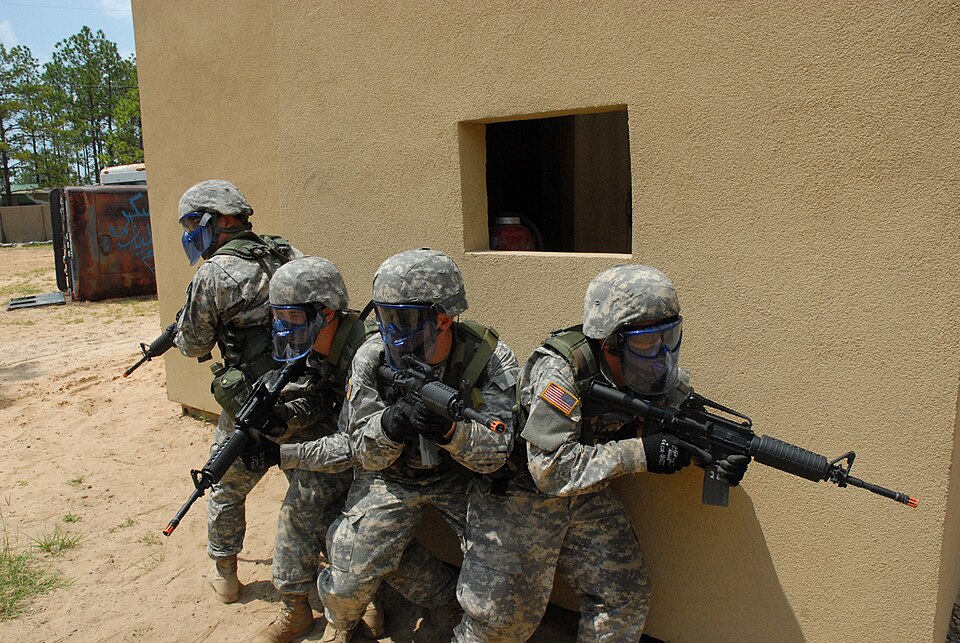 Cvičení Amerických sil s airsoftovými zbraněmi src=https://cs.wikipedia.org/wiki/Soubor:Flickr_-_The_U.S._Army_-_Airsoft_adds_hard_edge_to_combat_training.jpg